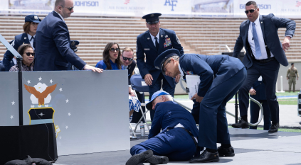 لحظة سقوط بايدن خلال تخرج القوات الجوية الأمريكية