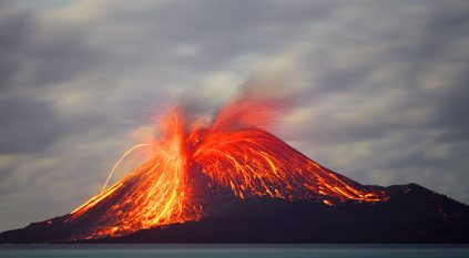 بركان كراكاتاو ينفث الرماد لـ 3 كم في السماء