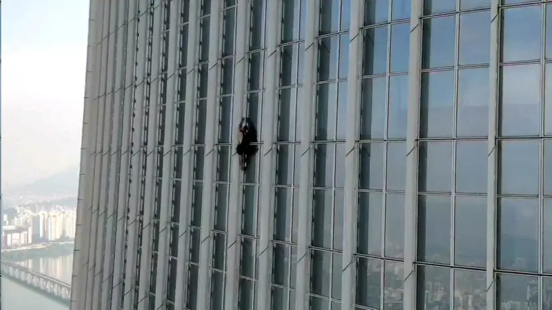 سبايدر مان بريطاني يتسلق 73 طابقًا دون معدات