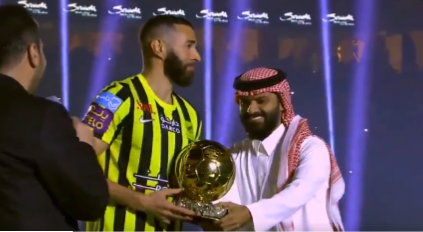 كريم بنزيما يستعرض الكرة الذهبية أمام جماهير الاتحاد