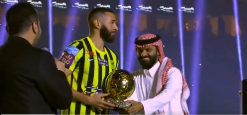 كريم بنزيما يستعرض الكرة الذهبية أمام جماهير الاتحاد