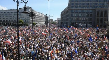 بولندا تشهد أكبر مظاهرة مناهضة للحكومة منذ 30 عامًا