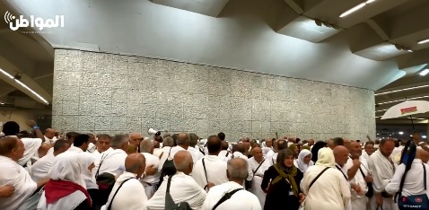 حجاج بيت الله الحرام يرمون جمرة العقبة في أول أيام عيد الأضحى المبارك