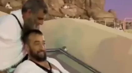 مشهد مؤثر لحاج معاق يساعد معاقًا آخر في الصعود إلى جبل الرحمة