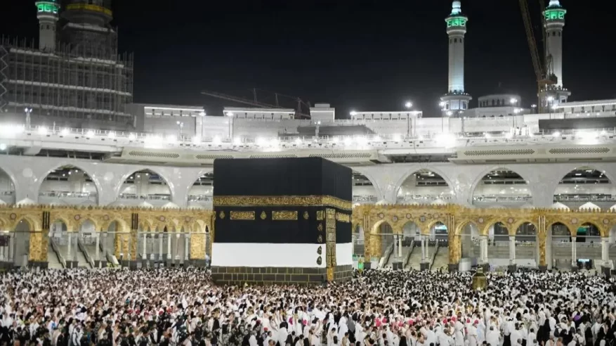 الحجاج يؤدون طواف الإفاضة وسط أجواء إيمانية وروحانية