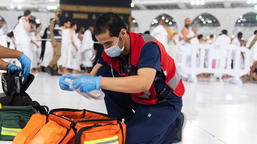 الهلال الأحمر ينقذ حياة حاج آسيوي في الحرم المكي