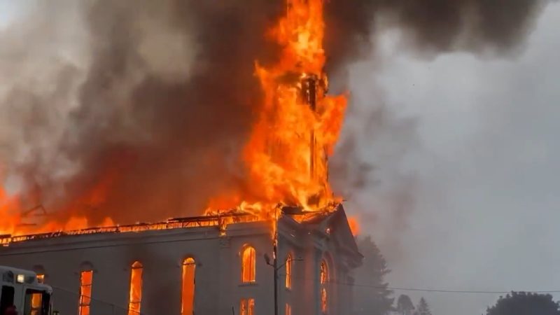 حريق هائل يلتهم كنيسة تاريخية في أمريكا