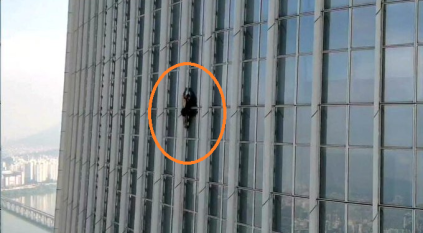 كوري جنوبي يتسلق أعلى برج بالبلاد والشرطة تعتقله