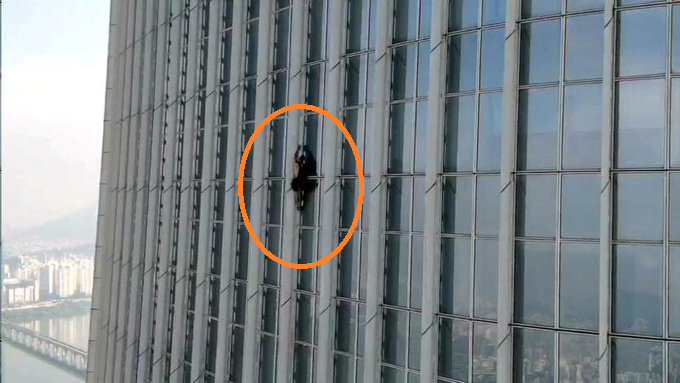 كوري جنوبي يتسلق أعلى برج بالبلاد والشرطة تعتقله