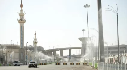 رذاذ الماء يلطف الأجواء في مشعر منى