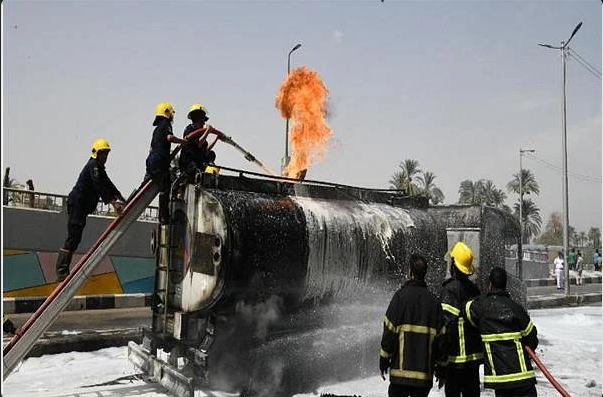 سائق مصري يقود شاحنة بترول مشتعلة لمنع كارثة