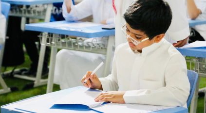طلبة تعليم الرياض يؤدون اختبارات الفصل الثالث