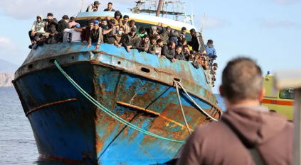مقتل 78 شخصًا في غرق مركب قبالة السواحل اليونانية