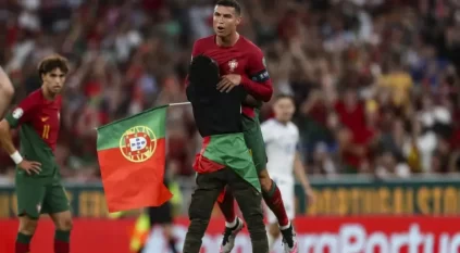 رد فعل كريستيانو رونالدو بعد حمل مشجع برتغالي له