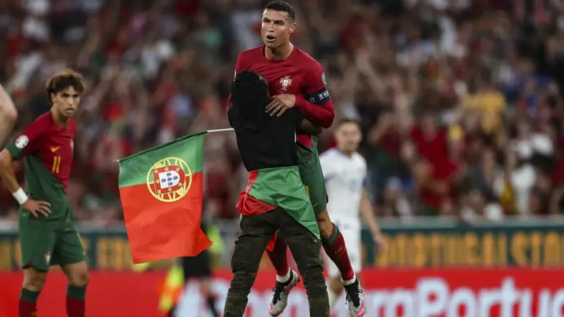 رد فعل كريستيانو رونالدو بعد حمل مشجع برتغالي له