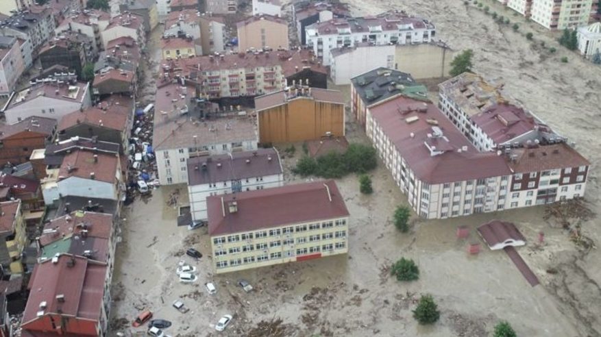 فيضانات غزيرة تجرف الطرق السريعة في تركيا