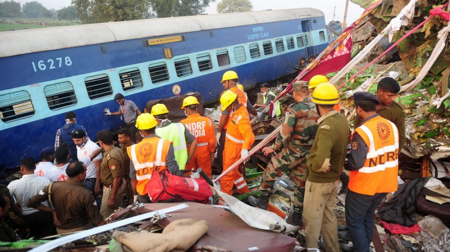 مقتل 50 شخصًا وإصابة 300 آخرين في انقلاب قطار بالهند