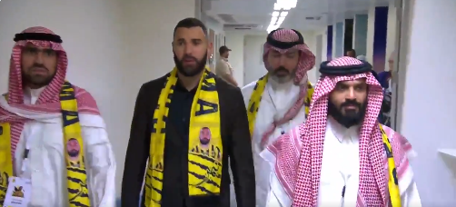 كريم بنزيما يصل إلى ملعب الجوهرة