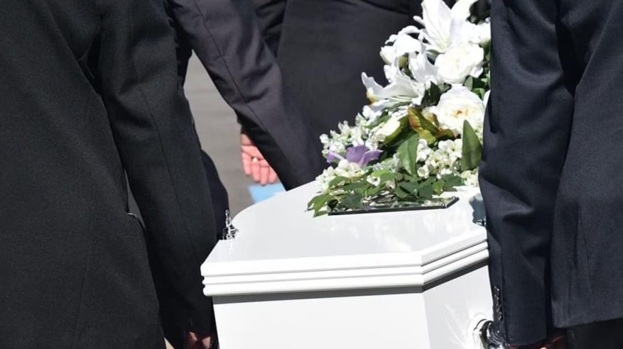 لحظة مخيفة.. امرأة تستيقظ داخل النعش خلال جنازتها 