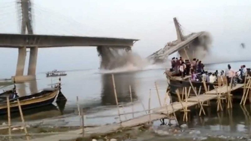 لحظة انهيار جسر عملاق في الهند للمرة الثانية