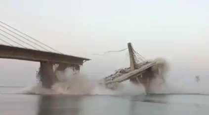 لحظة انهيار جسر عملاق في الهند للمرة الثانية