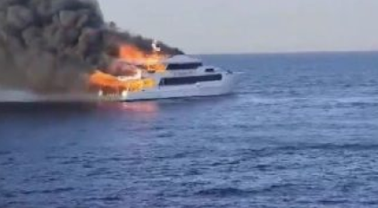 لحظة نشوب حريق في مركب في البحر الأحمر