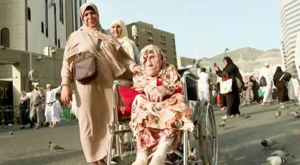 كفيفة مغربية بعمر 98 عامًا تؤدي مناسك الحج برفقة ابنها وابنتها