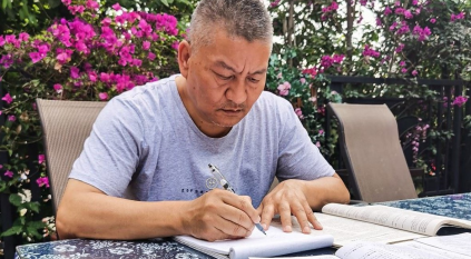 مليونير صيني يخوض امتحانات الثانوية العامة بعمر 56 عامًا