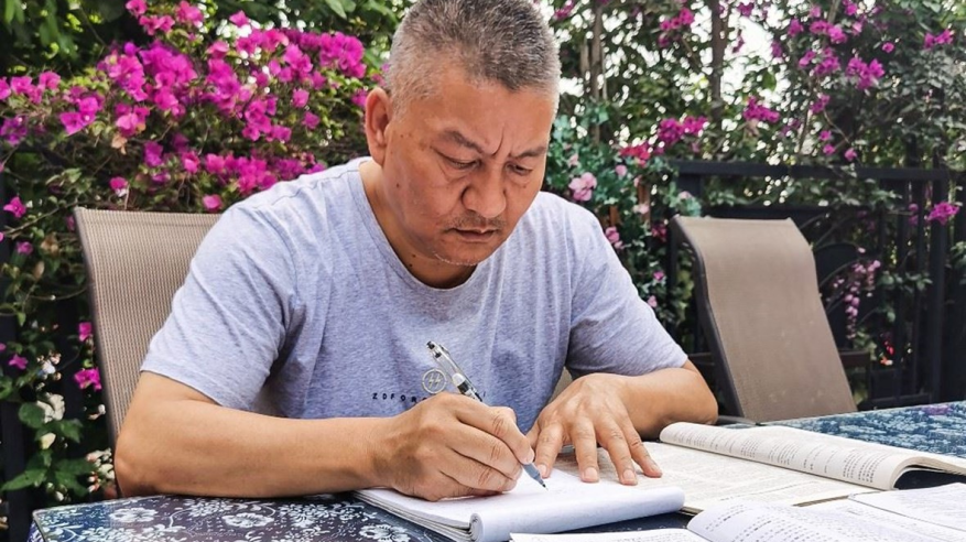 مليونير صيني يخوض امتحانات الثانوية العامة بعمر 56 عامًا