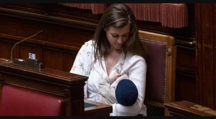 برلمانية ترضع طفلها داخل البرلمان الإيطالي