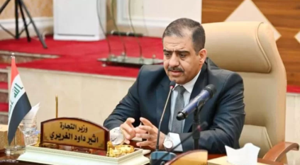 تصرف وزير عراقي مع رجل ستيني يثير الجدل