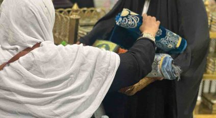 وكالة الشوؤن النسائية تقدم الهدايا لقاصدات المسجد الحرام