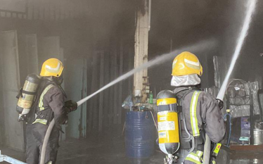 مدني القطيف يخمد حريقًا في مصنع حديد