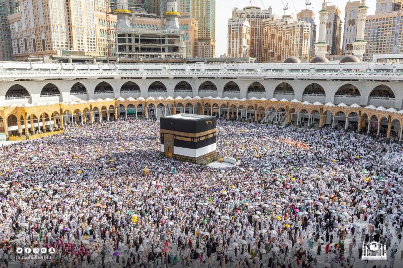 ضيوف الرحمن يؤدون طواف الوداع بسلام آمنين