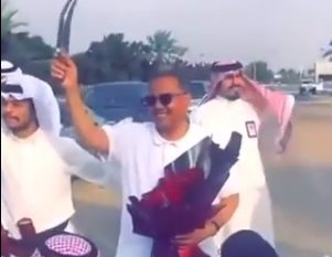 أهالي نجران يستقبلون محمد عبده بالطبول والورود