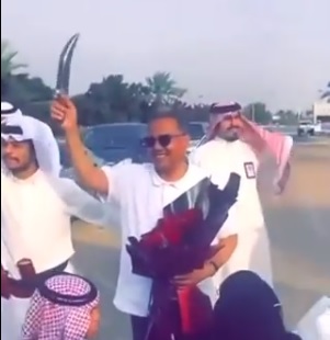 أهالي نجران يستقبلون محمد عبده بالطبول والورود