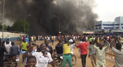 أنصار انقلاب النيجر يستعرضون قوتهم قبل انتهاء المهلة بساعات