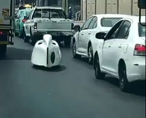 سيارة غريبة في شوارع السعودية