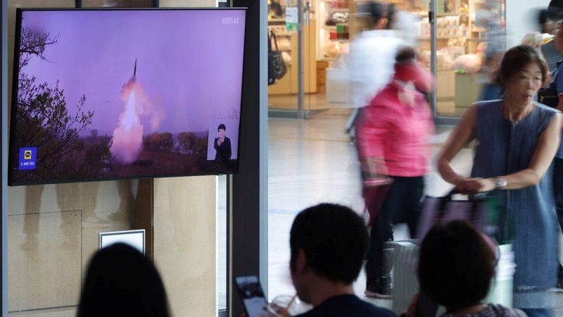 لحظة إطلاق كوريا الشمالية صاروخًا باليستيًا عابرًا للقارات