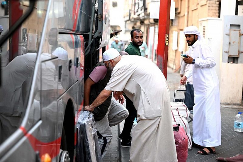 الحجاج يغادرون مكة المكرمة بعد إتمام مناسك الحج
