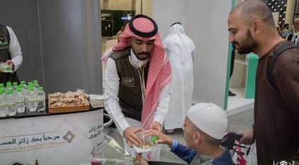 رئاسة المسجد النبوي تستقبل الحجاج بعد أدائهم فريضتهم بالهدايا وماء زمزم