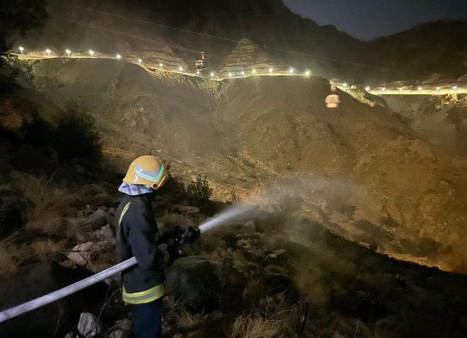 مدني الطائف يخمد حريقًا في حشائش وأعشاب بمنطقة جبلية