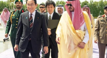 رئيس وزراء اليابان يصل إلى جدة في زيارة رسمية للسعودية