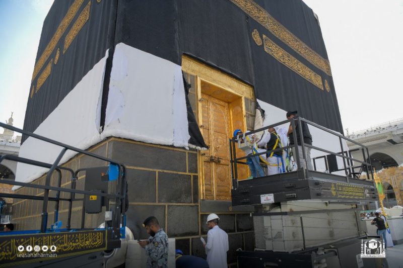 بدء أعمال فك مذهبات الكعبة المشرفة