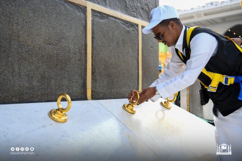 بدء أعمال فك مذهبات الكعبة المشرفة