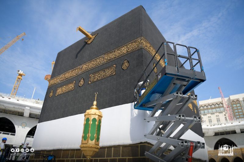 بدء أعمال فك مذهبات الكعبة المشرفة