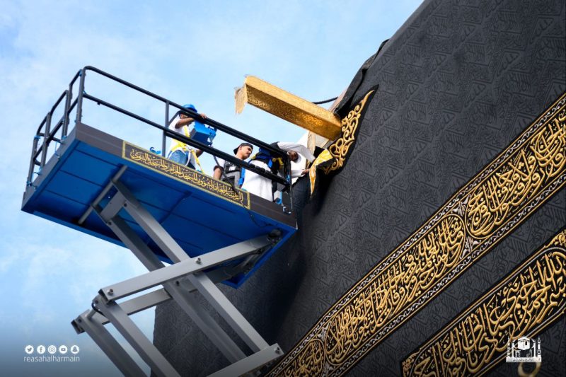 بدء أعمال فك مذهبات الكعبة المشرفة