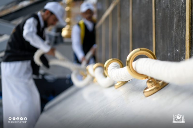 بدء أعمال فك مذهبات الكعبة المشرفة