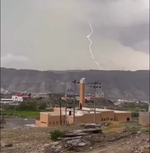 شاهد.. سحب رعدية على محايل عسير