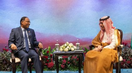 فيصل بن فرحان يستعرض مع نظيره الماليزي علاقات التعاون